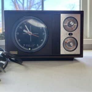 Vintage Sears clock radio AM/FM brown silver nightstand